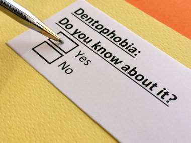 Bir kişi denofobi ile ilgili soruya cevap veriyor..