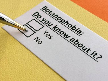 Bir kişi botanofobi ile ilgili soruya cevap veriyor..