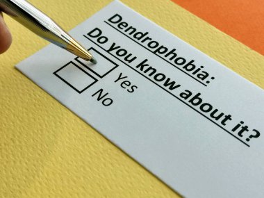 Bir kişi dendrofobi ile ilgili soruya cevap veriyor..