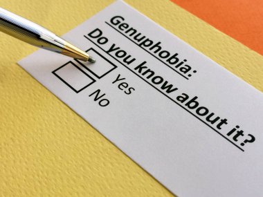 Bir kişi genupfobi ile ilgili soruya cevap veriyor..