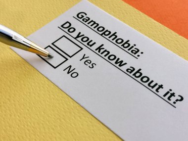Bir kişi gamofobi ile ilgili soruya cevap veriyor..