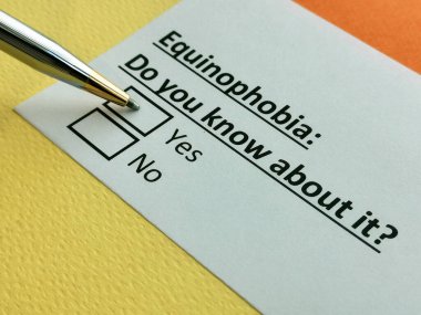 Bir kişi ekinofobi ile ilgili soruya cevap veriyor..