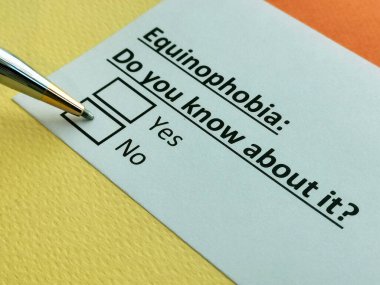 Bir kişi ekinofobi ile ilgili soruya cevap veriyor..