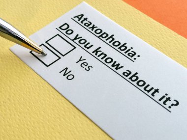 Bir kişi atakofobi ile ilgili soruya cevap veriyor..
