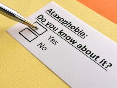 Bir kişi atakofobi ile ilgili soruya cevap veriyor..