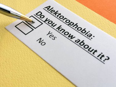 Bir kişi alektorofobi ile ilgili soruya cevap veriyor..