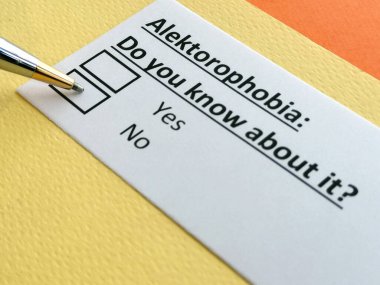 Bir kişi alektorofobi ile ilgili soruya cevap veriyor..