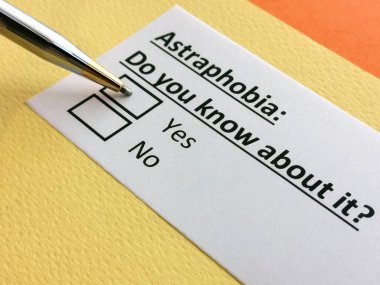 Bir kişi astrofobi ile ilgili soruya cevap veriyor..