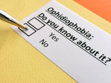 Bir kişi ofhidiofobi ile ilgili soruya cevap veriyor..