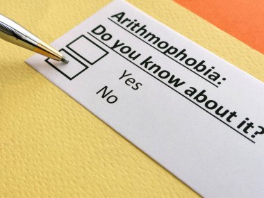 Bir kişi aritmofobiyle ilgili soruya cevap veriyor..