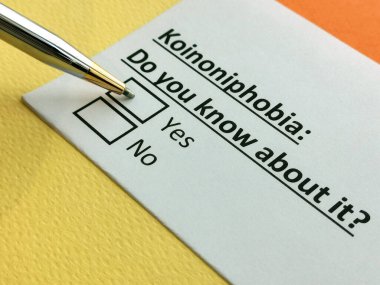 Bir kişi koinoniphobia ile ilgili soruya cevap veriyor..