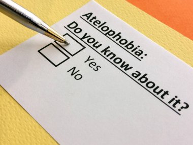 Bir kişi kaçma fobisiyle ilgili soruya cevap veriyor..