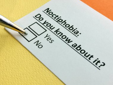 Bir kişi noktifobi ile ilgili soruya cevap veriyor..