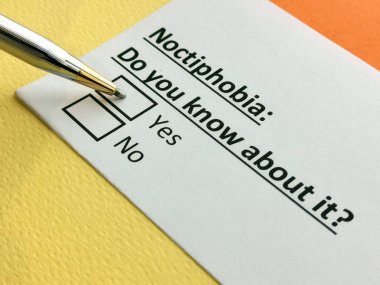 Bir kişi noktifobi ile ilgili soruya cevap veriyor..