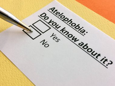 Bir kişi kaçma fobisiyle ilgili soruya cevap veriyor..