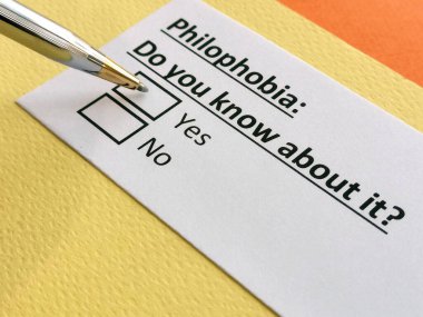 Bir kişi filofobi ile ilgili soruya cevap veriyor..