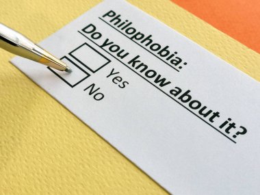 Bir kişi filofobi ile ilgili soruya cevap veriyor..