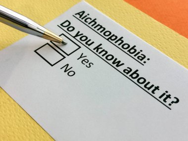 Bir kişi Aichmofobi ile ilgili soruya cevap veriyor..