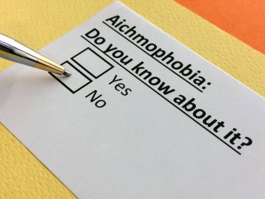 Bir kişi Aichmofobi ile ilgili soruya cevap veriyor..