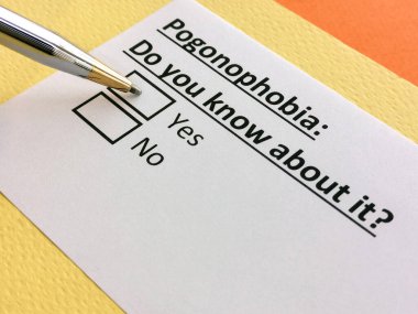 Bir kişi pogonofobi ile ilgili soruya cevap veriyor..