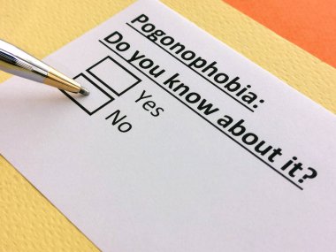 Bir kişi pogonofobi ile ilgili soruya cevap veriyor..