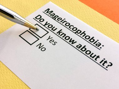 Bir kişi Mageirofobi ile ilgili soruya cevap veriyor..