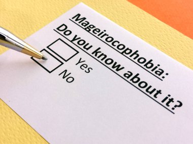 Bir kişi Mageirofobi ile ilgili soruya cevap veriyor..