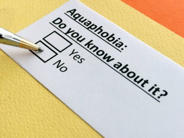 Bir kişi su fobisi ile ilgili soruya cevap veriyor..