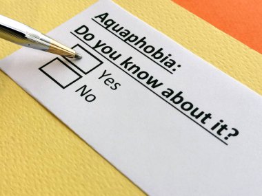 Bir kişi su fobisi ile ilgili soruya cevap veriyor..