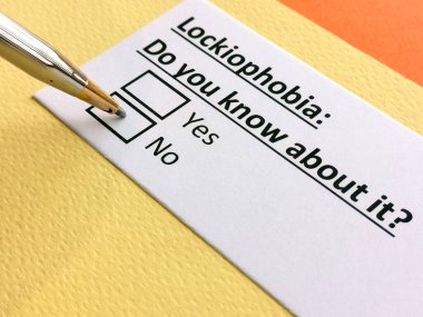 Bir kişi lokiofobi ile ilgili soruya cevap veriyor..