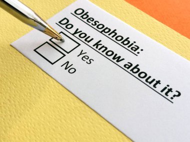 Bir kişi obesofobi ile ilgili soruya cevap veriyor..