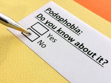 Bir kişi podofobi ile ilgili soruya cevap veriyor..