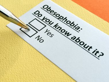 Bir kişi obesofobi ile ilgili soruya cevap veriyor..