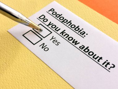 Bir kişi podofobi ile ilgili soruya cevap veriyor..