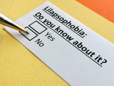 Bir kişi lilapsofobi ile ilgili soruya cevap veriyor..