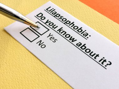 Bir kişi lilapsofobi ile ilgili soruya cevap veriyor..