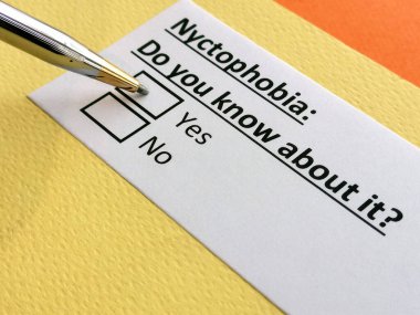 Bir kişi nemfobi ile ilgili soruya cevap veriyor..