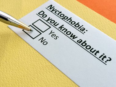 Bir kişi nemfobi ile ilgili soruya cevap veriyor..