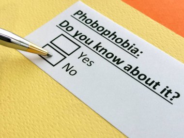 Bir kişi fobiyle ilgili soruya cevap veriyor..