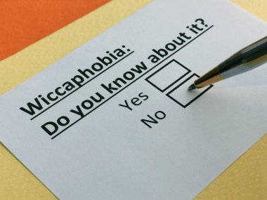 Bir kişi Wickapobi ile ilgili soruya cevap veriyor..