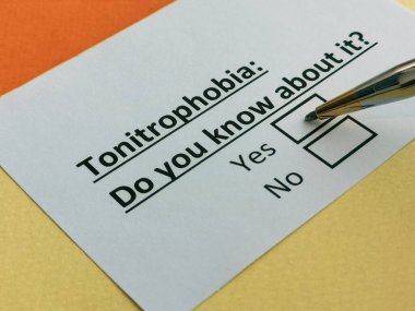 Bir kişi tonitrofobi ile ilgili soruya cevap veriyor..