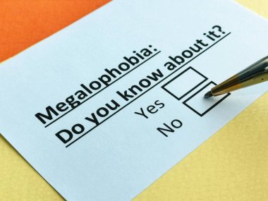 Bir kişi megalofobi ile ilgili soruya cevap veriyor..