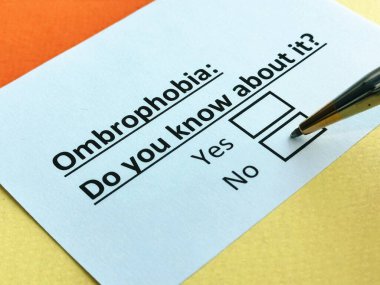 Bir kişi ombrofobi ile ilgili soruya cevap veriyor..