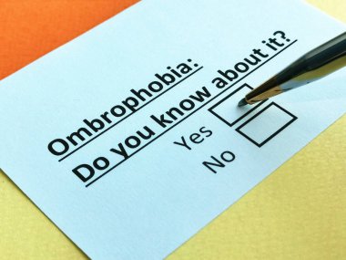 Bir kişi ombrofobi ile ilgili soruya cevap veriyor..