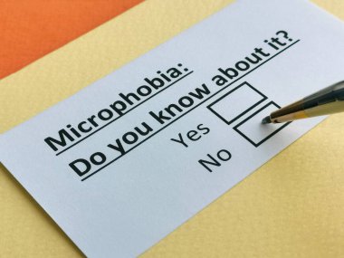 Bir kişi mikro fobiyle ilgili soruya cevap veriyor..