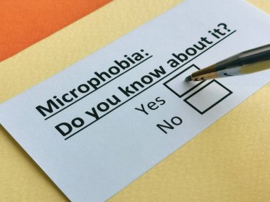 Bir kişi mikro fobiyle ilgili soruya cevap veriyor..