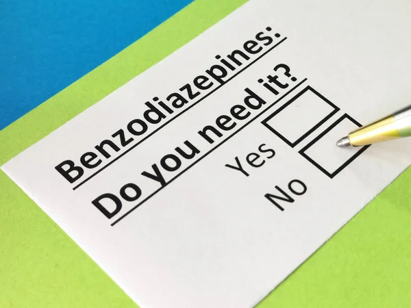 Bir kişi benzodiazepinler hakkındaki soruyu cevaplıyor..
