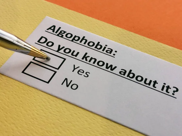 Bir kişi algofobi ile ilgili soruya cevap veriyor..