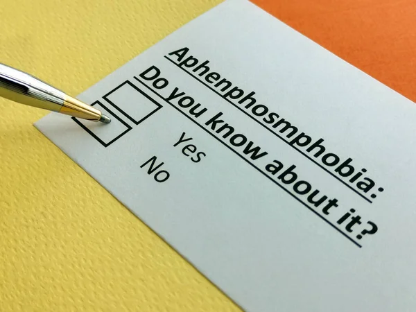 Bir kişi fenofobi ile ilgili soruya cevap veriyor..