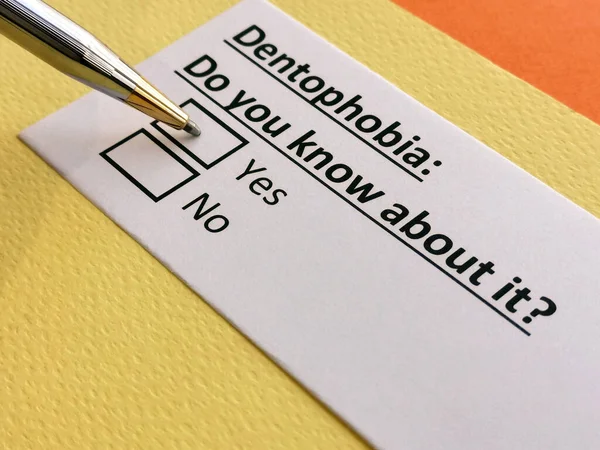 Bir kişi denofobi ile ilgili soruya cevap veriyor..